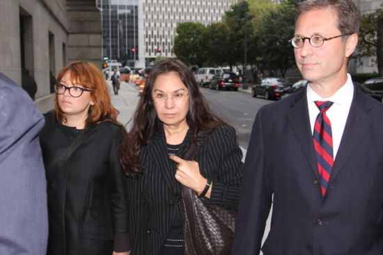 格拉菲拉·罗萨莱斯(中)在曼哈顿联邦地区法院外。 纽约时报John Marshall Mantel 摄