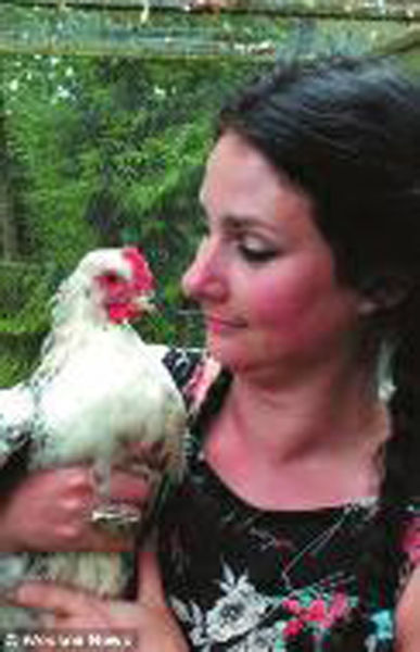 克莱尔与爱鸡萨拉