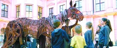 孩子们夜间参观德国历史博物馆