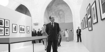 法国总统奥朗德正在参观阿尔勒国际摄影节