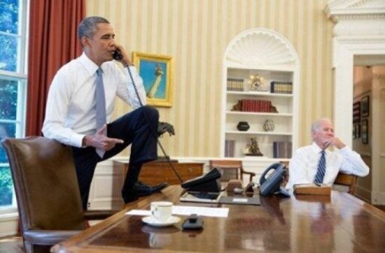 奥巴马脚踩文物书桌引争议 