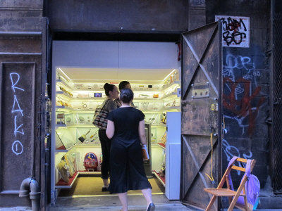 纽约市最小的博物馆Museum，公关放把椅子在门口接待，吸引行人走进去参观。(许雅钧 摄)