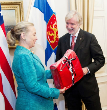 希拉里去年6月到访赫尔辛基时，接受芬兰外长杜奥米约贾赠送的包。