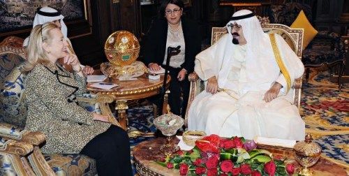 希拉里访问沙特阿拉伯时，沙特国王阿卜杜拉赠送给希拉里的一套镶有水滴状红宝石和钻石的全套白金首饰，价值约50万美元