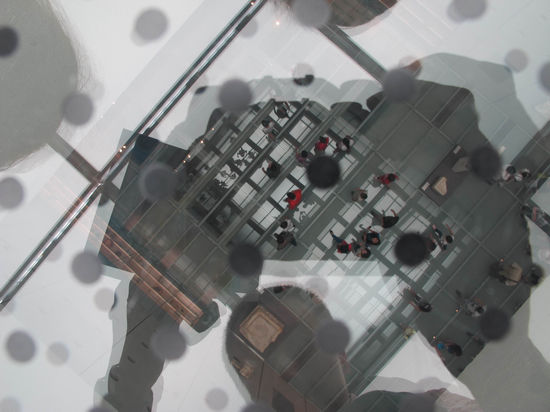 帕特农展厅只是沿袭了一个长方形的形状，事实上它四面通透的光线条件，以及为此把中央凿成天井的做法正好和结实深邃的神庙内部相反。