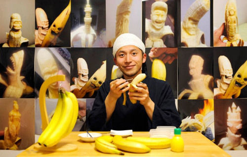 香蕉雕刻师山田惠辅与他的作品。