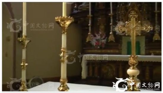 图为被盗教堂中摆放的精美古董烛台。