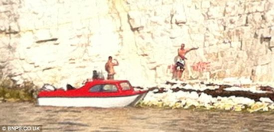 两男子古代巨石上涂鸦留名：警方已展开调查