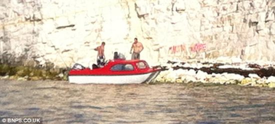 两男子古代巨石上涂鸦留名：警方已展开调查