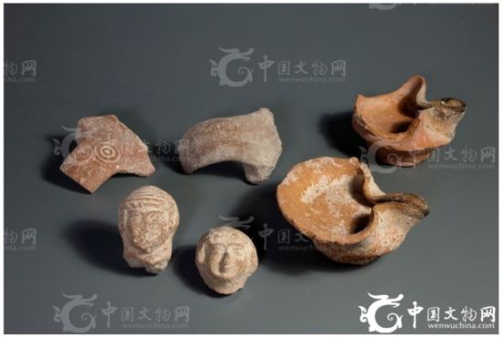 近日，以色列文物管理局(IsraelAntiquitiesAuthority)工作人员在位于该国大卫城基训泉(GihonSpring)地区的耶路撒冷公园围墙附近进行考古发掘时，顺利出土了一系列精美文物和历史物件，其中包括数以千计的陶器碎片、粘土油灯及陶俑等宝贵文化遗产，距今已有2700余年的历史。图为此次发现的粘土油灯、物件手柄及女俑头像等各种第一圣殿时期晚期文物。图片</p>

<p>　　在这些符文显示的名字中，以撒迦利亚(Zechariah)最为人们所熟知，同时也与圣经中的人物最为相似。据了解，撒迦利亚的父亲是比拿亚(Benaiah)，其子为先知雅哈悉(ProphetJahaziel)。撒迦利亚的名字曾出现于《历代志》(Chronicles)中，其中不但对他的家庭人物关系作出了具体说明，而且明确指出撒迦利亚曾在圣经中的约沙法王(KingJehoshaphat)之前预言以色列将前往攻打亚扪与摩押(Ammon&Moab)王国。</p>

<p>　　以色列文物管理局考古学家乔·尤塞尔(JoeUziel)博士和拿顺·赞通(NahshonZanton)博士在考古发掘过程中共同发现了这一带有符文的珍贵陶碗与第一圣殿时期的破坏有关。他们解释道，刻于陶器碎片上的字母大概可以追溯至公元前8世纪至7世纪，而陶碗则大约创制于希西家(Hezekiah)的统治和西底家(Zedekiah)王统治下的耶路撒冷毁灭年间。此外，考古学家还表示该符文的篆刻是先于陶碗的烧制，这表明这些符文原本是在陶碗完整之时装饰于其边缘，而并非在文物破碎之后刻于碎片之上。</p>

<p>　　尽管陶碗上刻有符文的目的并不十分明朗，但考古学家初步假定该符文陶碗可能含有某种特殊寓意，也许是由碗中雕刻姓名的个人捐献，或者是赠予这位神秘人物。(中国文物网编译报道)</p>

<p>　　文章</p>

<p>&nbsp;</p>
<!-- publish_helper_end -->
                 

					<div class=
