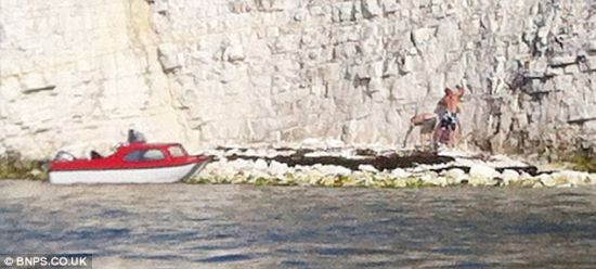 两男子古代巨石上涂鸦留名：警方已展开调查