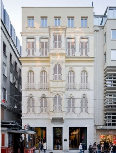 第13届伊斯坦布尔双年展将在室内场馆举办