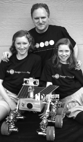 美国小姐妹和父亲展示他们制作的火星探测器模型。
