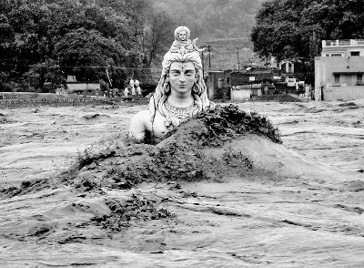 印度暴雨中的湿婆神像