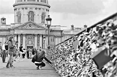 巴黎艺术桥上挂满爱情锁