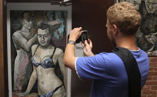 一幅绘有身着女性内衣的普京和梅德韦杰夫画作