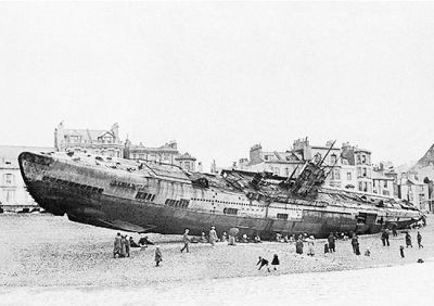 一艘德国的SM U-118潜水艇被拖到英国岸边，摄于1919年