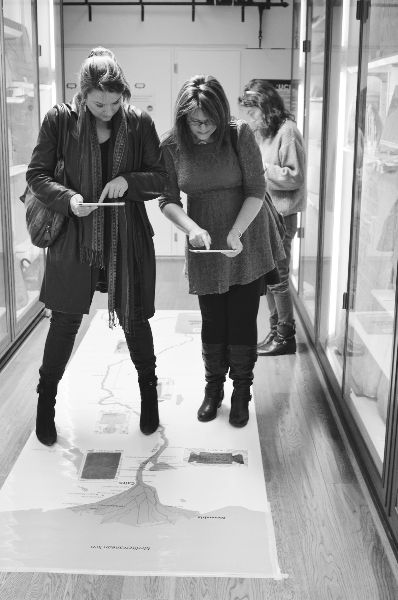 游客使用iPad欣赏文物的3D影像