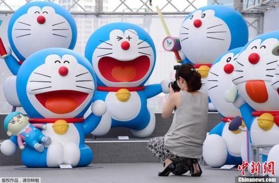 当地时间2013年7月18日，日本东京，真人大小的机器猫亮相东京塔。《机器猫》的作者藤子不二雄展览将于7月19日开幕。