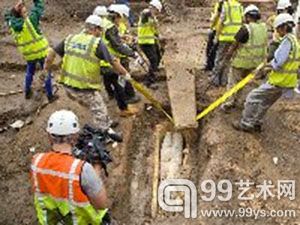 英国考古学家发现豪华古墓：墓穴主人身份成谜