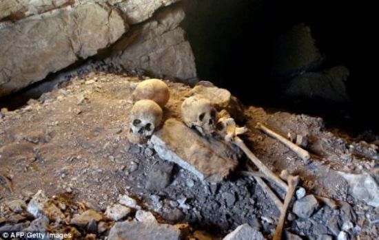 考古学家在墨西哥塔毛利帕斯州的拉-瑟普尔图拉洞发现的古人骸骨，共有大约30具，年代可追溯到2000年前。墨西哥国家人类学及历史研究所的科学家进行的DNA分析显示这些古人可能就是美洲的首批定居者