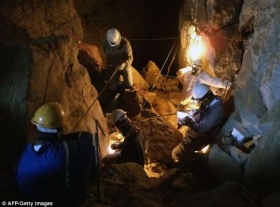 塔毛利帕斯州的拉-瑟普尔图拉洞，考古学家正在进行挖掘。目前，墨西哥国家人类学及历史研究所以及西班牙科多巴大学的科学家正对遗骸进行研究