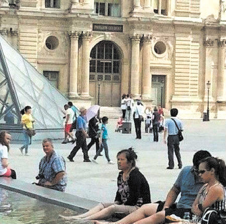 中国游客被曝在卢浮宫前水池泡脚（网络截图）