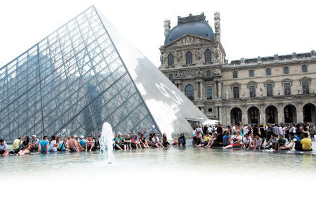 当地时间7月19日，许多游客在卢浮宫外的水池纳凉。CFP供图