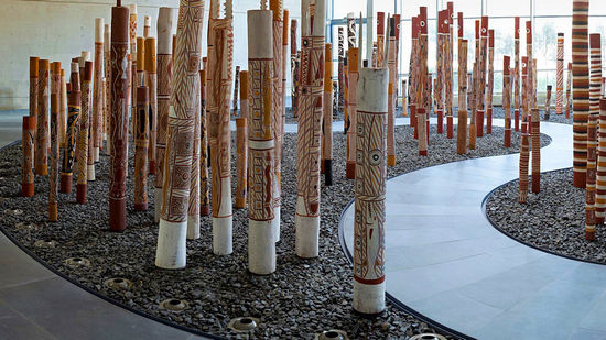 1988年澳大利亚国家画廊委托安恒地区土著艺术家创作的《土著纪念碑》