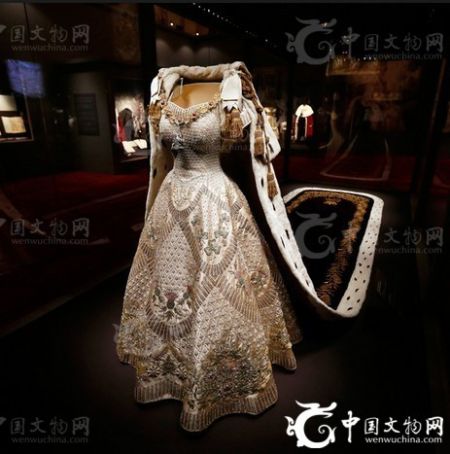 女王加冕礼服与长袍