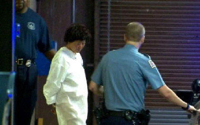 华裔女游民田佳美(右二)涉嫌对林肯纪念堂与国家大教堂等华盛顿地标泼绿漆，29日被警方逮捕。(美国世界新闻网 翻摄自NBC新闻画面)