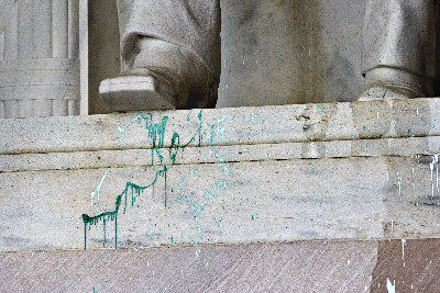 华裔女游民田佳美涉嫌对林肯纪念堂与国家大教堂等华盛顿地标泼绿漆，29日被警方逮捕。图为林肯雕像腿部和底座溅有绿漆。(美国世界新闻网援引美联社)