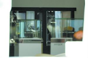 被抢劫后的展厅。 东方IC供图