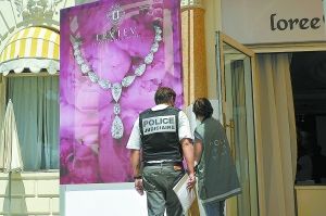 警察在卡尔顿酒店进行调查。 东方IC供图