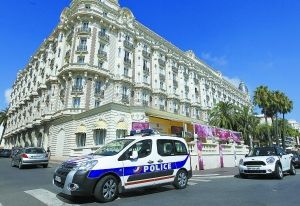 7月28日，警车停泊在发生劫案的戛纳卡尔顿酒店前。 东方IC供图