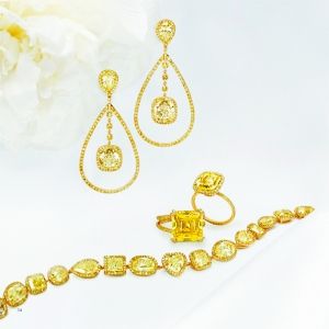 来自伦敦的顶级珠宝品牌列维夫，由以色列钻石大亨列夫·列维夫创立，拥有全球三分之一最稀有与非凡的钻石。