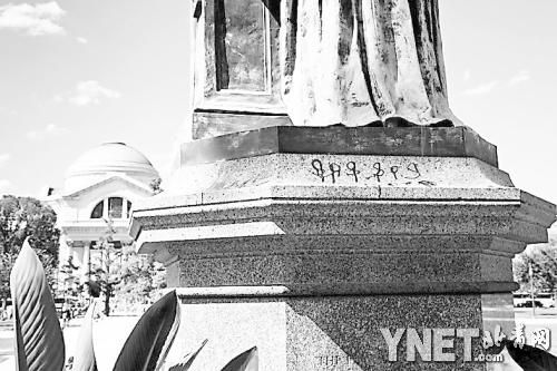 当地时间7月29日，美国华盛顿，史密森尼学会外的约瑟·亨利雕像遭