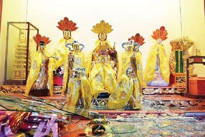 男子以铁锤打破玻璃镜子后，抢走观音像逾200年的钻石。（马来西亚《光华日报》）