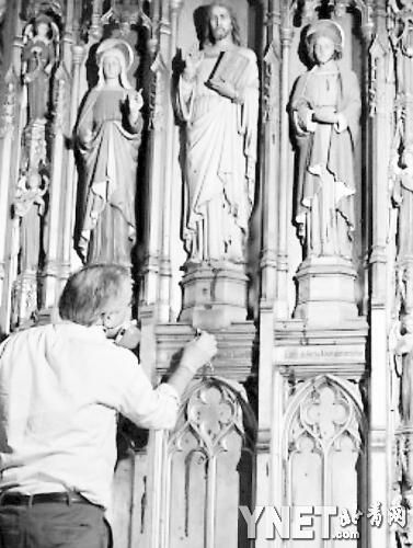 当地时间7月29日，工作人员在清除国家大教堂儿童祈祷室墙壁上的绿漆