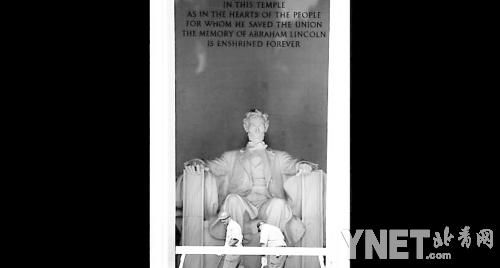 当地时间7月26日，工作人员清除林肯坐像的绿漆