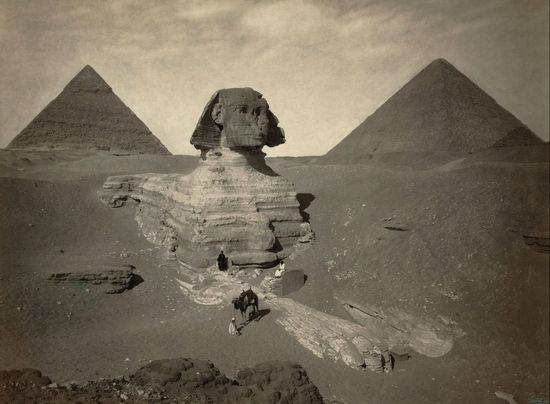 拿破仑1798年抵达埃及时，吉萨地区狮身人面像的颈部以下的部分还依然被沙掩埋着，直到1817年才开始清理，至1926年，它的整个身躯才完全露出沙面。