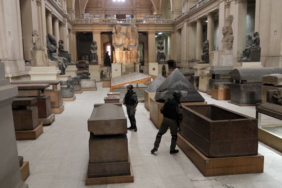 在2011年开罗的骚乱中，盗贼趁乱闯入开罗的埃及博物馆行窃。