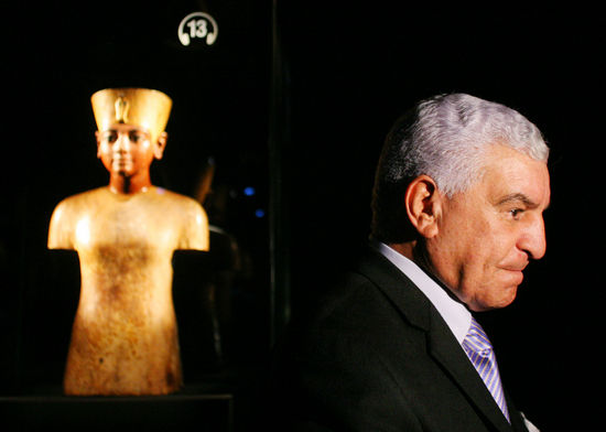 扎希·哈瓦斯在开罗的埃及博物馆。他原计划于任内完成新馆的建设，并在博物馆内展示追索回的文物。