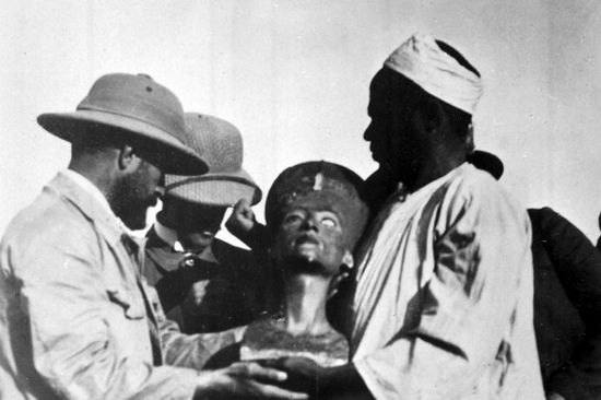 娜芙蒂蒂头像被发掘出时的照片，此照片被埃及方用作追索这件文物的重要证据。