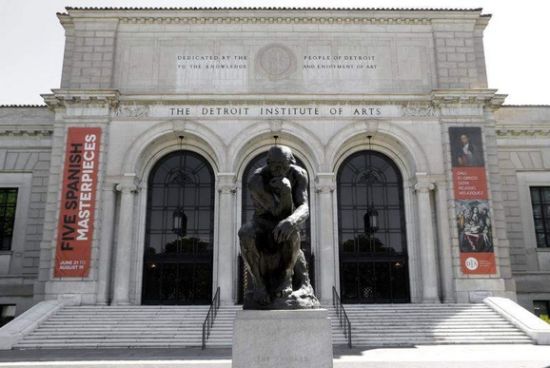 底特律艺术馆，门前的雕塑为奥古斯特·罗丹的雕塑作品《思考者》
