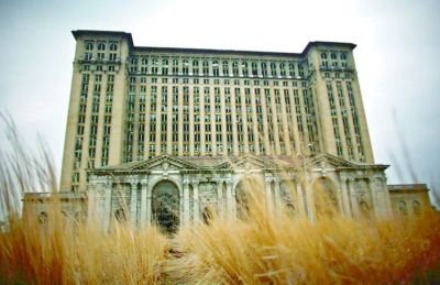 底特律废弃的中央车站野草丛生