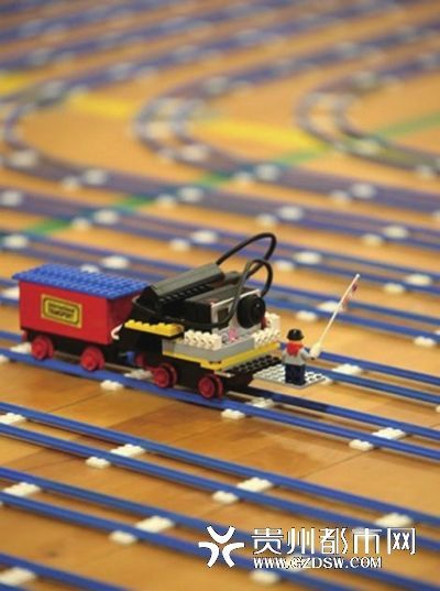 这条铁路由80人花费6小时，使用93072块玩具积木拼接而成。 