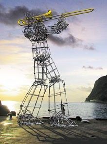 雕塑作品吹长号的机器人跆拳V