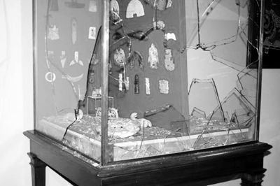 法国东方艺术博物馆内陈列中国高古玉器的展柜玻璃被砸碎
