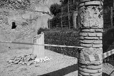 庞贝古城于2012年9月8日坍塌的一处房梁至今仍被警戒线包围